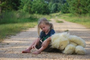 un enfant perdu sur un chemin